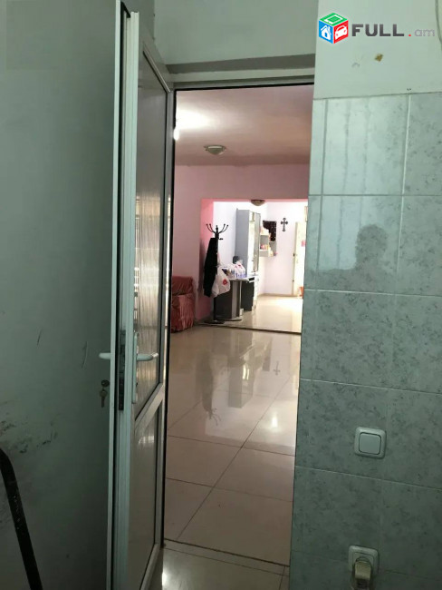 Վաճառվում է 1-ին տարածք, Փոքր Կենտրոնում, առանձին մուտք փողոցի կողմից, for sale, Կոդ C1916