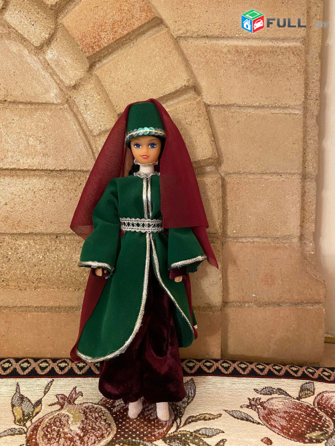 Վաճառվում է ապակյա պահարան իր տիկնիկների հետ միասին հին  հայկական  տարազներով