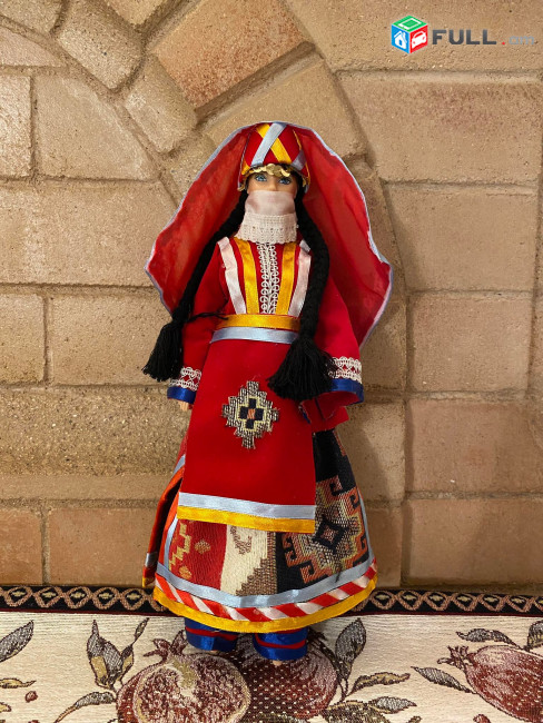 Վաճառվում է ապակյա պահարան իր տիկնիկների հետ միասին հին  հայկական  տարազներով