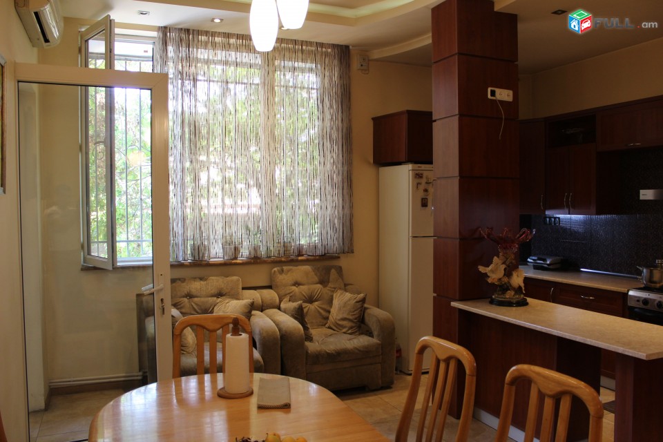 5 սենյականոց բնակարան Եզնիկ Կողբացի փողոց քարե շենք