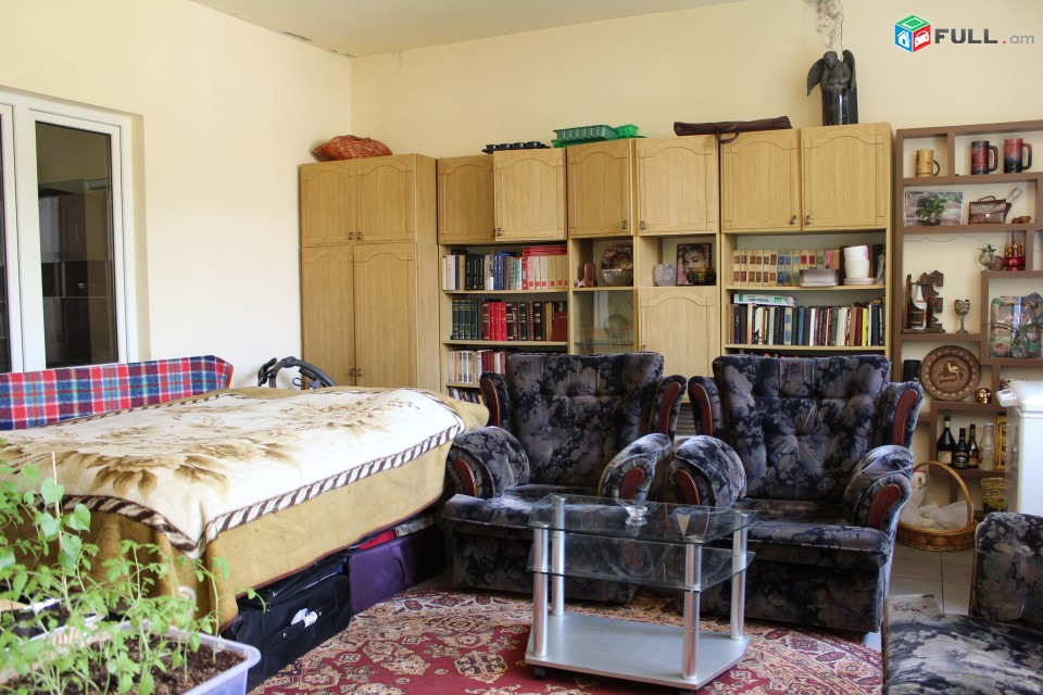 5 սենյականոց բնակարան Եզնիկ Կողբացի փողոց քարե շենք