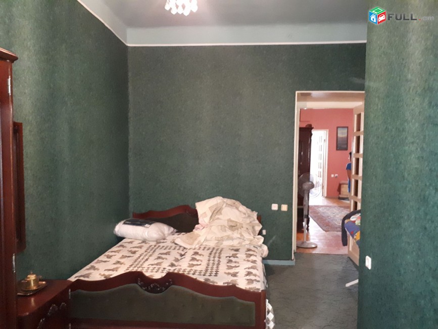 Վաճառվում է 4 սենյականոց բնակարան Խորենացու փողոցում