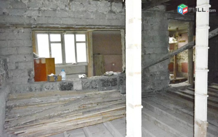 Վաճառվում է 4 սենյականոց բնակարան Մաշտոց պողոտայում, ստալինյան նախագիծ