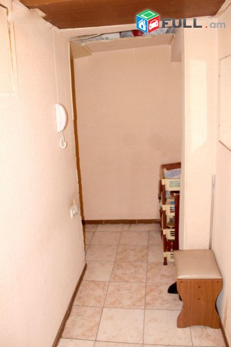 Նորոգված 3 սենյականոց բնակարան Զեյթունում, Քարե շենք, միջին հարկ Կոդ 5+33605