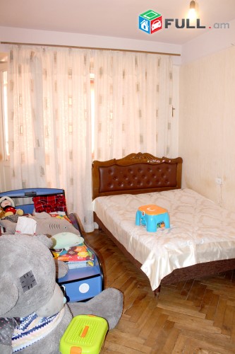 Չարենցի փողոցին կից, , 2-3 սենյակի ձևափոխված բնակարան, արևոտ կոդ 2 + 23538