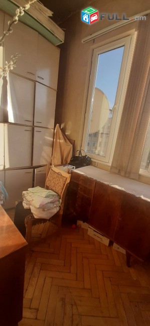 2 սենյականոց բնակարան Չարենցի փողոցում, 71 ք.մ., բարձր առաստաղներ, նախավերջին հարկ, քարե շենք
