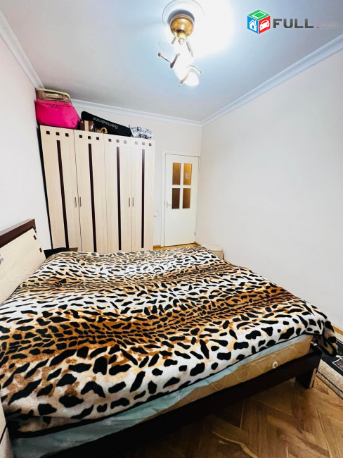 Վաճառվում է 3 սենյականոց բնակարան Գրիբոյեդով և Հովսեփ Արղության փողոցների խաչմերուկում