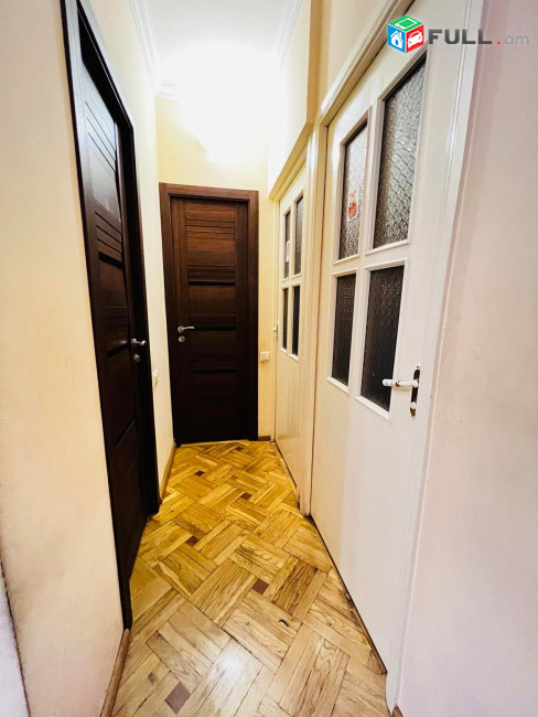 Վաճառվում է 3 սենյականոց բնակարան Գրիբոյեդով և Հովսեփ Արղության փողոցների խաչմերուկում