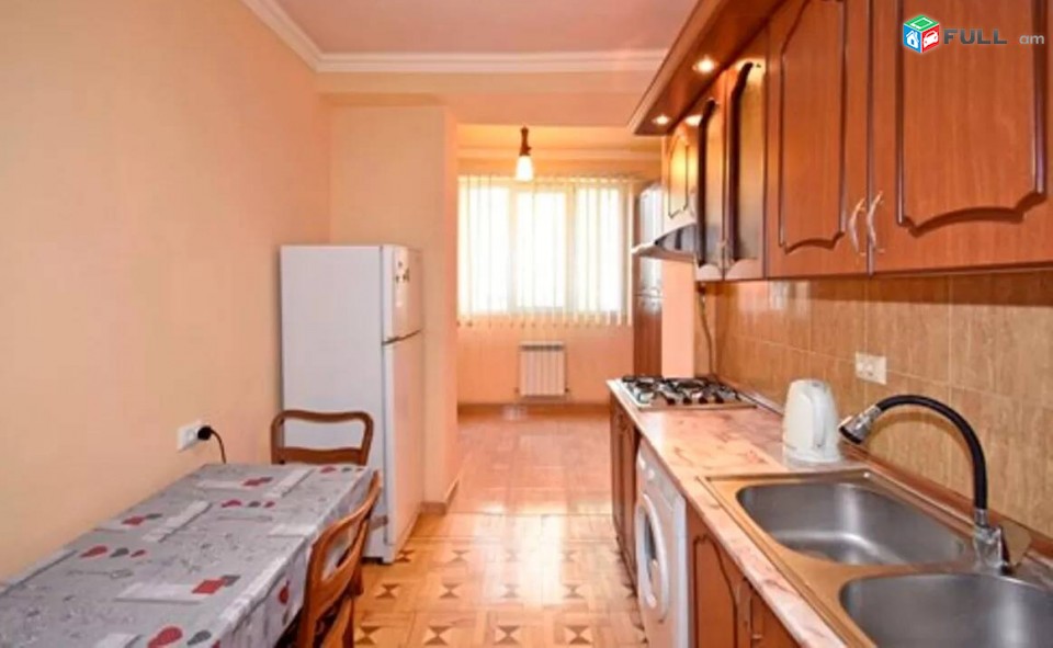 3 սենյականոց բնակարան Մոսկովյան փողոցում, 77 ք.մ., նախավերջին հարկ, կապիտալ վերանորոգված, քարե շենք