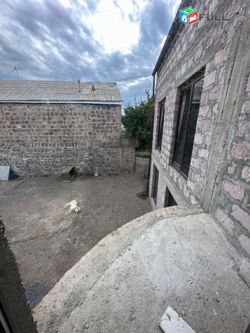 Երկու հարկանի տուն Փարաքարում, 200 ք.մ., 2 սանհանգույց, մասնակի վերանորոգում