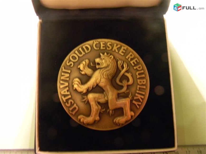 настольная медаль.Ustavni Soud Ceske Republiky (Конституционный суд Чешской Республики