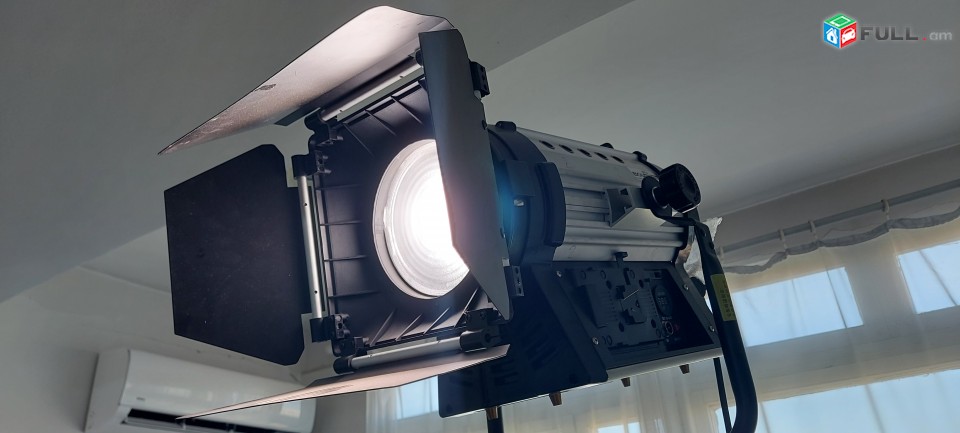Վարձով LED CR-2000-ES SPOT LIGHT 3200-5600K with V mount plate