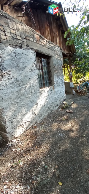 Քարե փոքր տուն(նաև փոխանակում 1սենյականոցի հետ Երևանում ), ավտոկայանատեղի, գոմ, պտղատու այգի, հոսանք և խմելու ու ոռոգման ջուր 