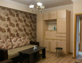 Վարձով է տրվում կապիտալ վերանորոգված երկու սենյականոց բնակարան Հրապարակի մոտ 