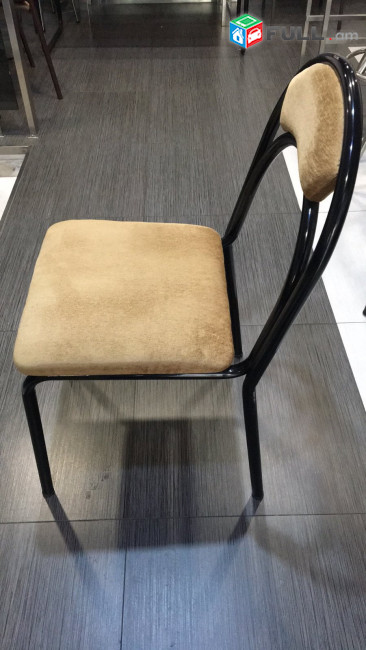 Աթոռ կարկասը սև մետաղ փոշեներկած նստատեղը և մեջկի հատվաշը փափուկ դերմանտին