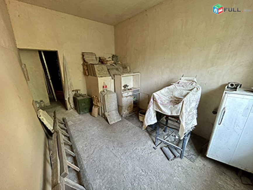 Երեք հարկանի քարե տուն Վրթանես Փափազյան փողոցում Արաբկիրում, բնակելի 476 ք/մ, հողամաս՝ 750 ք/մ