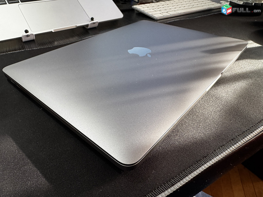 Apple MacBook Pro 13 M1 (2020) 8GB / 256GB Touch Bar
