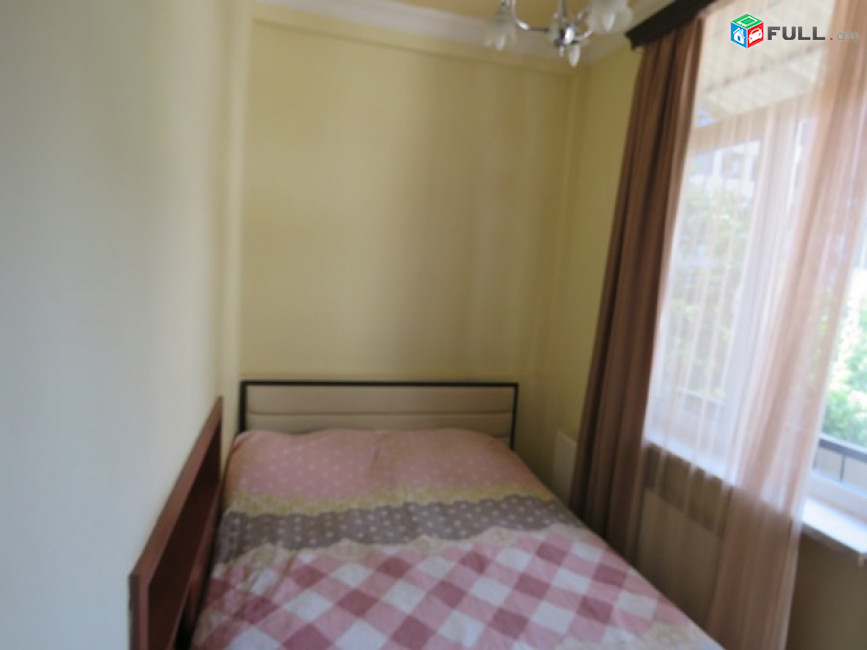 Շտապ վաճառվում է 2-3 սենյականոց բնակարան Սայաթ Նովա փողոցում 