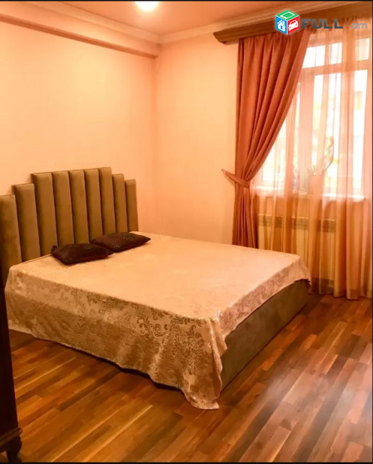LA02000  Օրավարձով  4 սենյականոց բնակարան Աբովյան փողոց , Անի հյուրանոցի բակում 