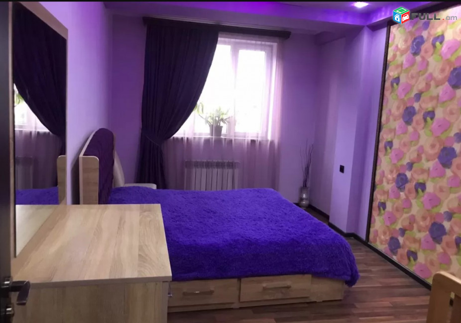 LA02000  Օրավարձով  4 սենյականոց բնակարան Աբովյան փողոց , Անի հյուրանոցի բակում 