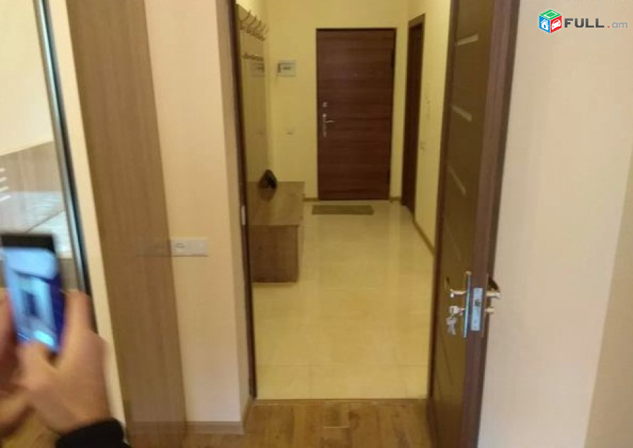 LA01179 Վարձով 3 սենյականոց բնակարան Բայրոնի փողոցում