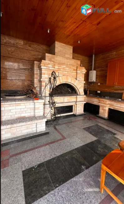 LA12021 Վարձով  7 սենյականոց Երեք հարկանի քարե տուն Արմենակ Արմենակյան փողոցում Նորք-Մարաշում