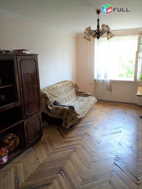 Վաճառվում է 3 սենյականոց բնակարան Արամ Խաչատրյան փողոցում