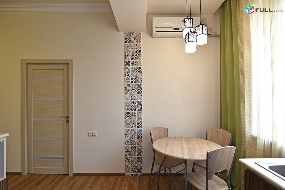 AK0903 3 սենյականոց բնակարան նորակառույց շենքում Չայկովսկու փողոցում, Վերնիսաժի մոտակայքում, 72 ք.մ.