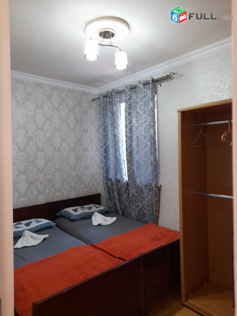 AK3091  բնակարան Արամ Խաչատրյանի փողոցում, կապիտալ վերանորոգված, քարե շենք, ,3 սենյականոց 