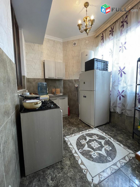 Վաճառվում է կապիտալ վերանորոգված բնակարան Չարենցի փողոցում:
