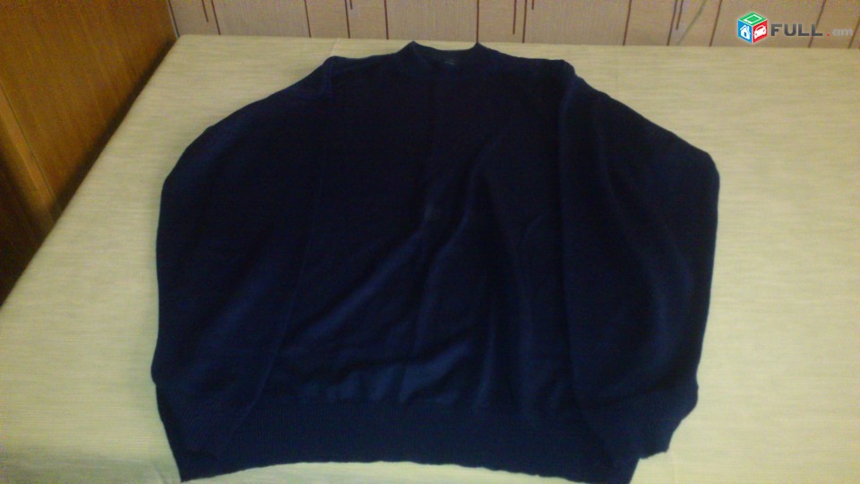 Երևանում վաճառվում են մեկ անգամ հագած սվիտրներ և վերնաշապիկներ շատ լավ վիճակում են մեկ հատն 2.000 դրամ