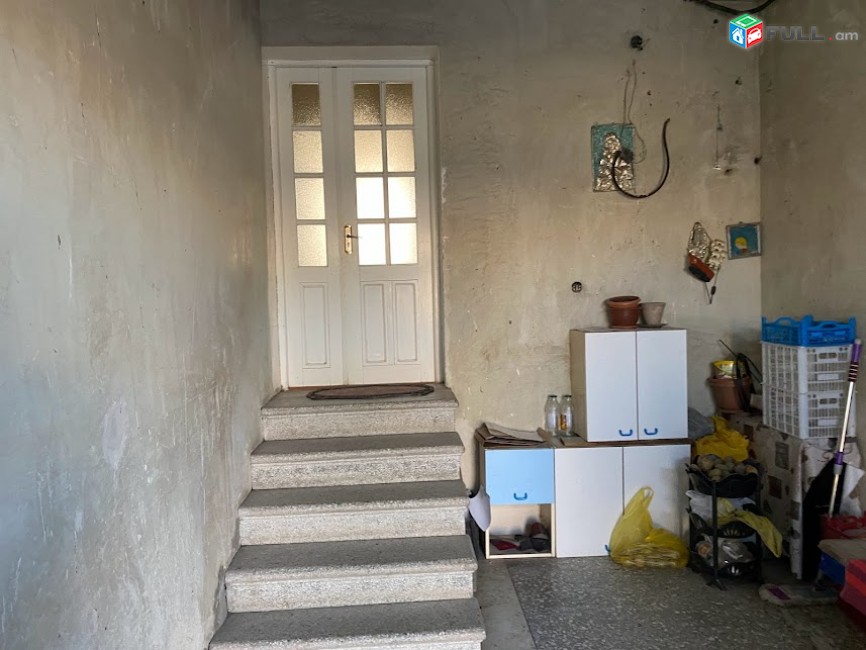 Երկու հարկանի քարե տուն Ջամբուլի փողոցում Գյումրիում, 223 ք.մ., 2 սանհանգույց, մասնակի վերանորոգում