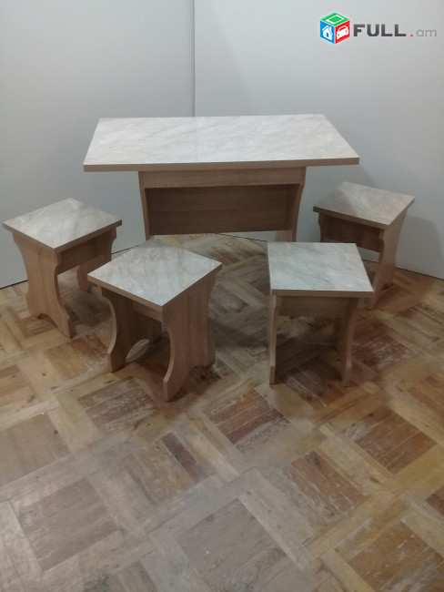 Խոհանոցի սեղան աթոռներով 