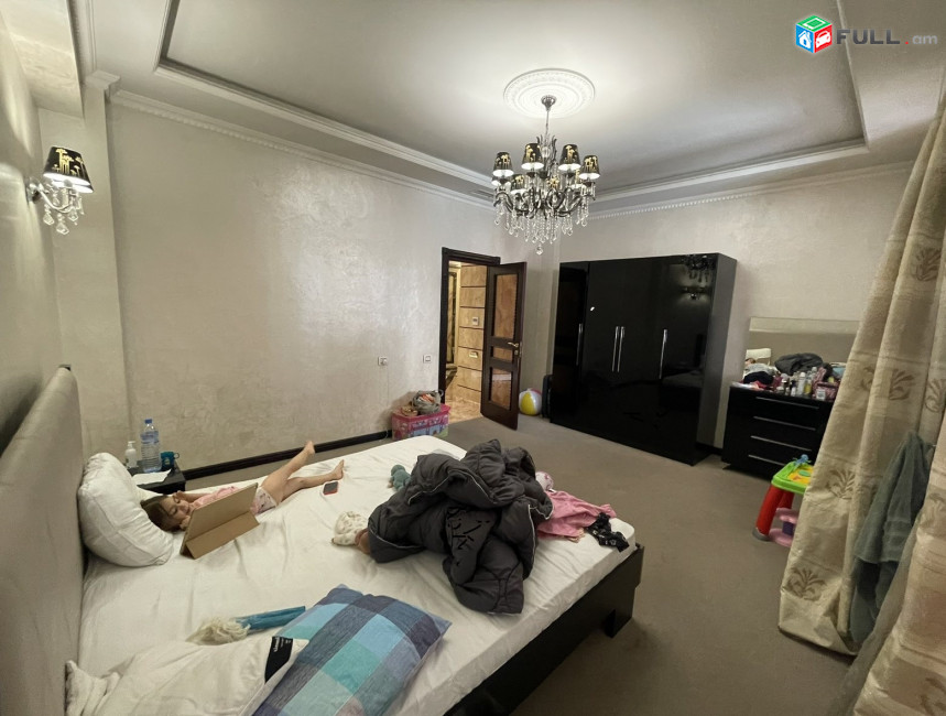 5 սենյականոց բնակարան նորակառույց շենքում Ամիրյան փողոցում, 220 ք.մ., 3+ սանհանգույց