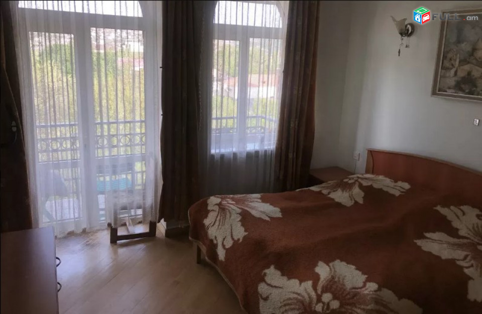 AV0288 Վարձով է տրվում 5 սենյականոց բնակարան Մարշալ Բաղրամյան պողոտայում