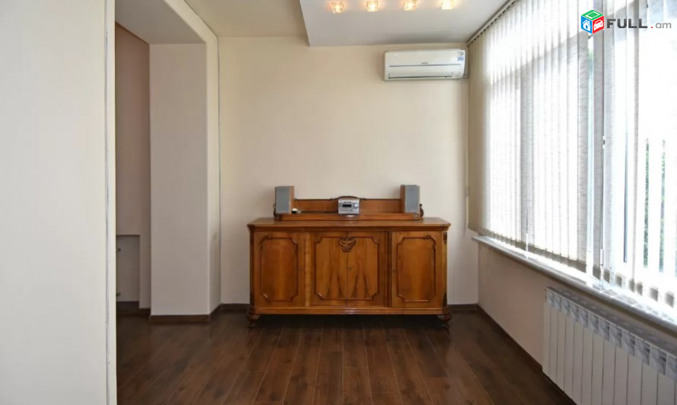 AV0671 Վարձով է տրվում 4 սենյականոց բնակարան Մոսկովյան փողոցում