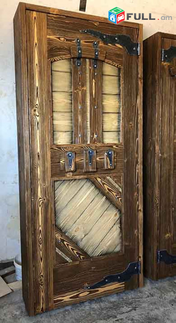Փայտից գեղեցիկ դռներ