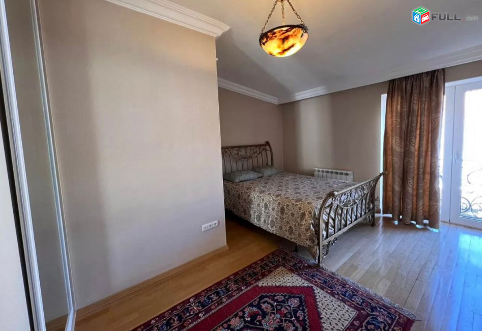 Վարձով է տրվում երեք սենյականոց բնակարան Իսահակյան - Կորյուն փողոցների խաչմերուկում։