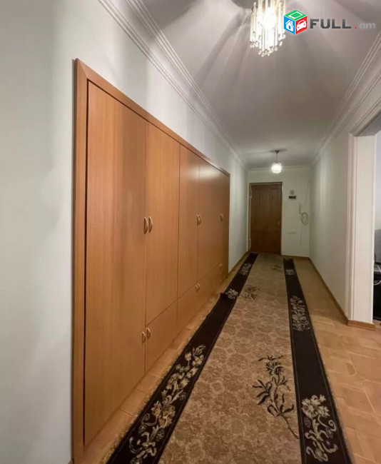 Վարձով է տրվում երեք սենյականոց բնակարան Վարդանանց-Հանրապետության փողոցների խաչմերուկում: 