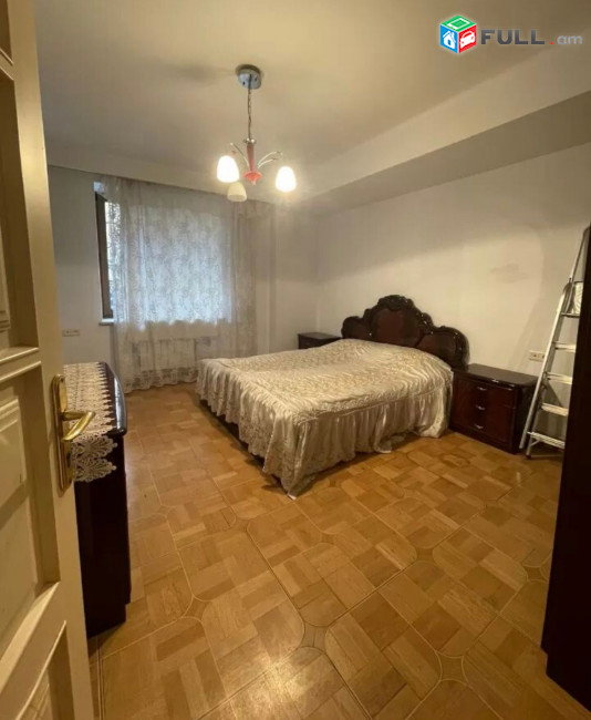 Վարձով է տրվում երեք սենյականոց բնակարան Վարդանանց-Հանրապետության փողոցների խաչմերուկում: 