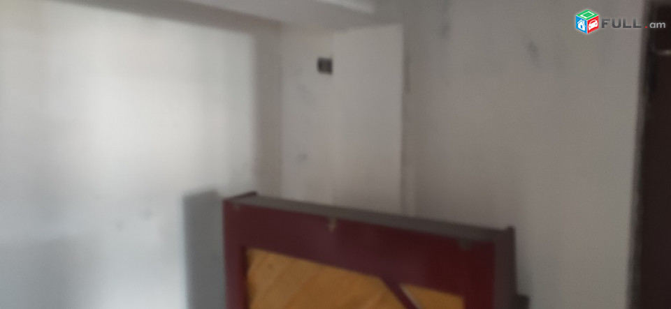 Պարոնյան փողոց,դերասաների շենք,80քմ չվերանորոգված բնակարան,կարելի է 2 -3 սարքել