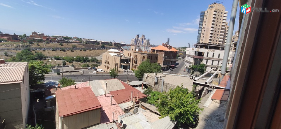 Պարոնյան փողոց,դերասաների շենք,80քմ չվերանորոգված բնակարան,կարելի է 2 -3 սարքել