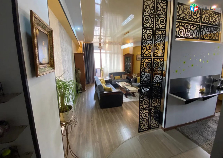 Վաճառվում է 4 սենյականոց բնակարան Հրաչյա Քոչար փողոցում: