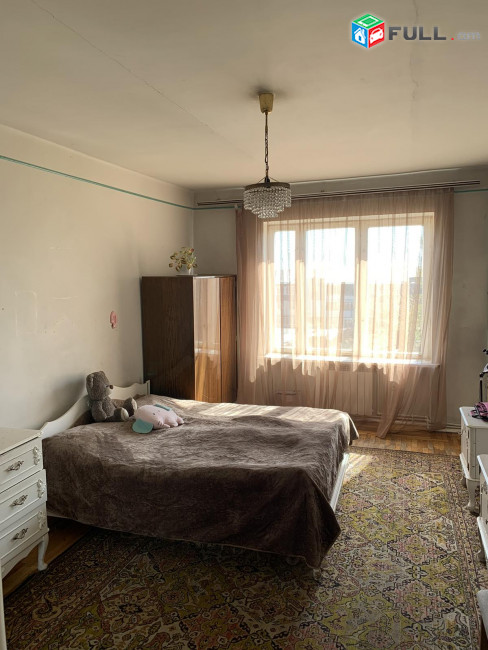 4 սենյականոց բնակարան Կոմիտասի պողոտայում, 99 ք.մ., նախավերջին հարկ, մասնակի վերանորոգում, քարե շենք