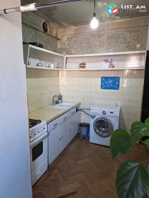 2 սենյականոց բնակարան Թոթովենցի փողոցում, 63 ք.մ., նախավերջին հարկ, քարե շենք