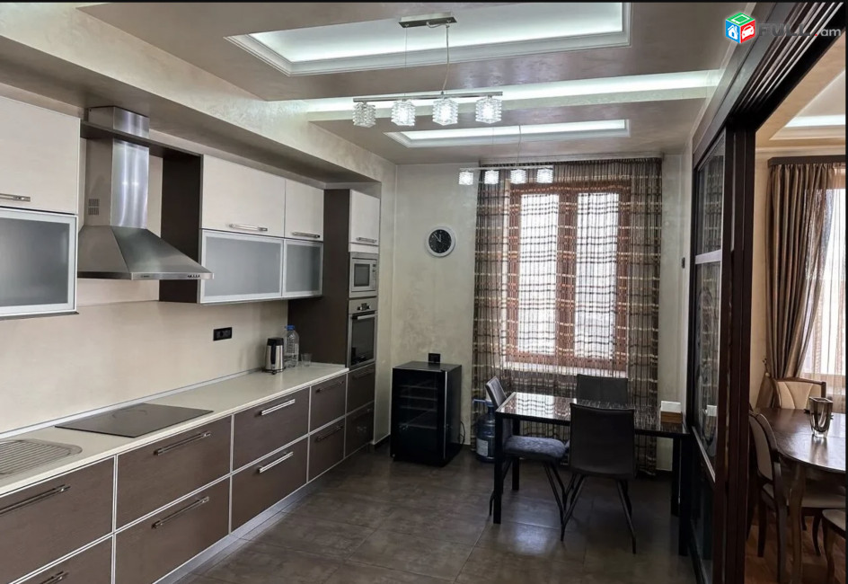 IN0452 Ընդարձակ 3 սենյականոց բնակարան նորակառույց շենքում կենտրոնում Վարդանանց փողոցում