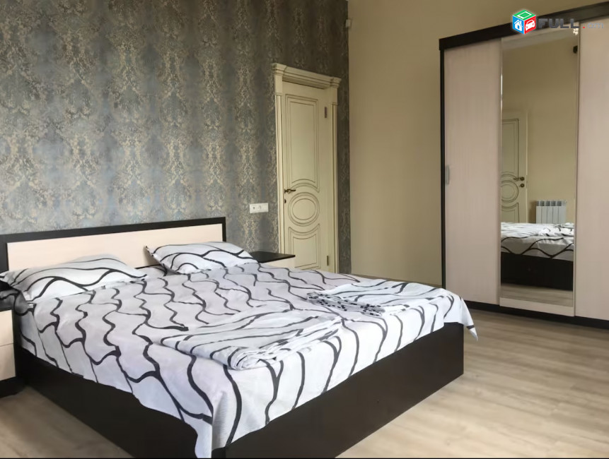 IN0672  Երեք հարկանի քարե տուն Արմենակ Արմենակյան փողոցում Նորք Մարաշում