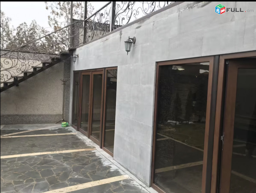 IN0672  Երեք հարկանի քարե տուն Արմենակ Արմենակյան փողոցում Նորք Մարաշում