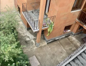 IN0707  Երեք հարկանի քարե տուն Եղիշե Չարենց փողոցի 2-րդ նրբանցքում կենտրոնում