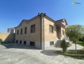 1070քմհող 300գեյթի հող,650քմ շենք,8գումարած 3 սենյակ 2 ավտոտնակ 4 մեքենայի համար,ամբողջ գույքով